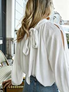 Elegante camisa tipo capa de mujer blanca con cuello alto y manga larga, diseño con lazo en la espalda, blusa de poliéster de corte holgado, adecuada para primavera y otoño - Blanco - Ver 1