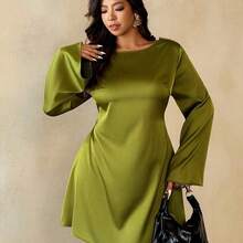 yonghongmaoyi1 Auralis Vestido de fiesta/cumpleaños corto de satén con escote pronunciado, espalda descubierta, mangas acampanadas y silueta evasé. Vestido elegante y sexy con cuello drapeado para conciertos, talla grande. Vestido midi elegante y chic para la oficina. - Verde - Ver 4