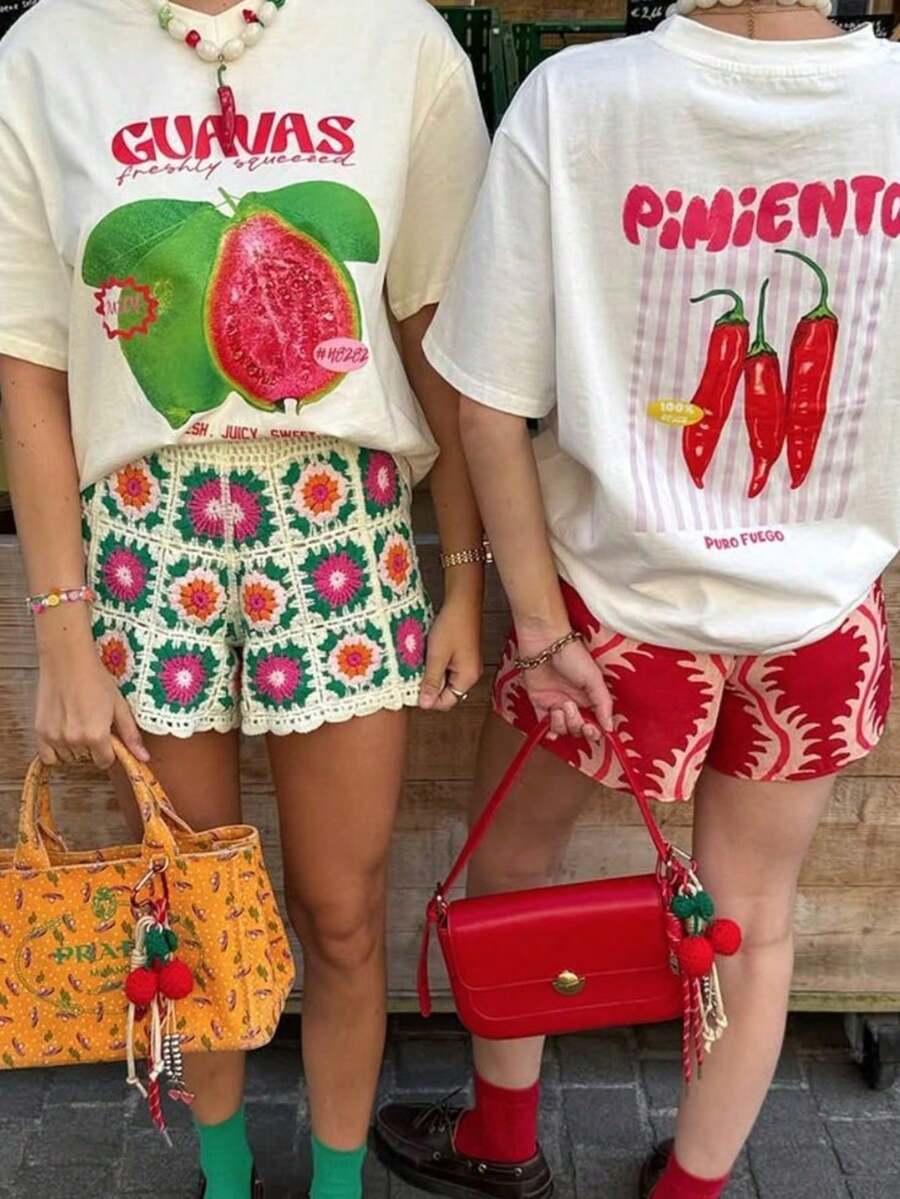 Women's Reversible Short-Sleeve T-Shirt With Guava/Chili Fruit Print, Casual Vintage Style With Fruit And Vegetable Theme, Loose Fit, Slimming Effect, Comfortable And Breathable, American Retro Style For Vacation, Women's T-Shirt, Perfect For Beach Vacations, Summer Outings, Girls' Meetings, Daily Wear, Music Festivals, Summer Outfits, Y2K Summer Printed Women's T-Shirts. - 白色的 - 查看 1