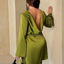 yonghongmaoyi1 Auralis Vestido de fiesta/cumpleaños corto de satén con escote pronunciado, espalda descubierta, mangas acampanadas y silueta evasé. Vestido elegante y sexy con cuello drapeado para conciertos, talla grande. Vestido midi elegante y chic para la oficina. - Verde - Ver 1