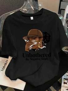 Una camisa de mujer de manga corta y cuello redondo con un estampado de un hombre con sombrero y un cigarrillo en la boca, adecuada para todas las estaciones. - Negro - Ver 1
