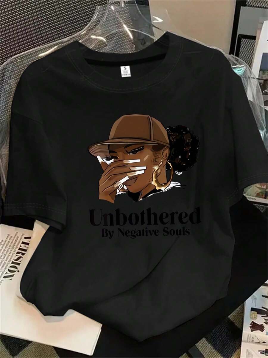 Una camisa de mujer de manga corta y cuello redondo con un estampado de un hombre con sombrero y un cigarrillo en la boca, adecuada para todas las estaciones. - Negro - Ver 1