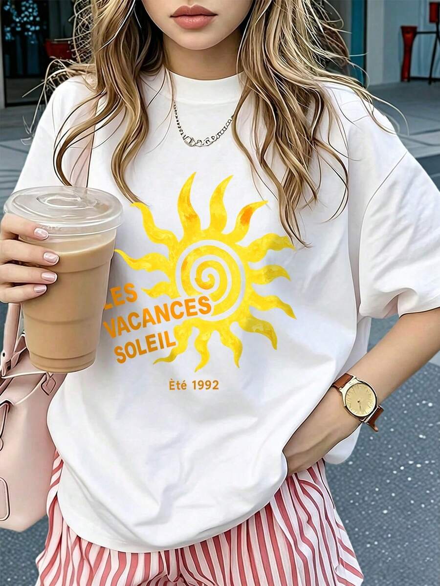 Vit kortärmad t-shirt, rund halsringning, lös passform, med soltrycket "Les Vacances Soleil 1992", sommarstrandtopp. - Vitt - Visa 1