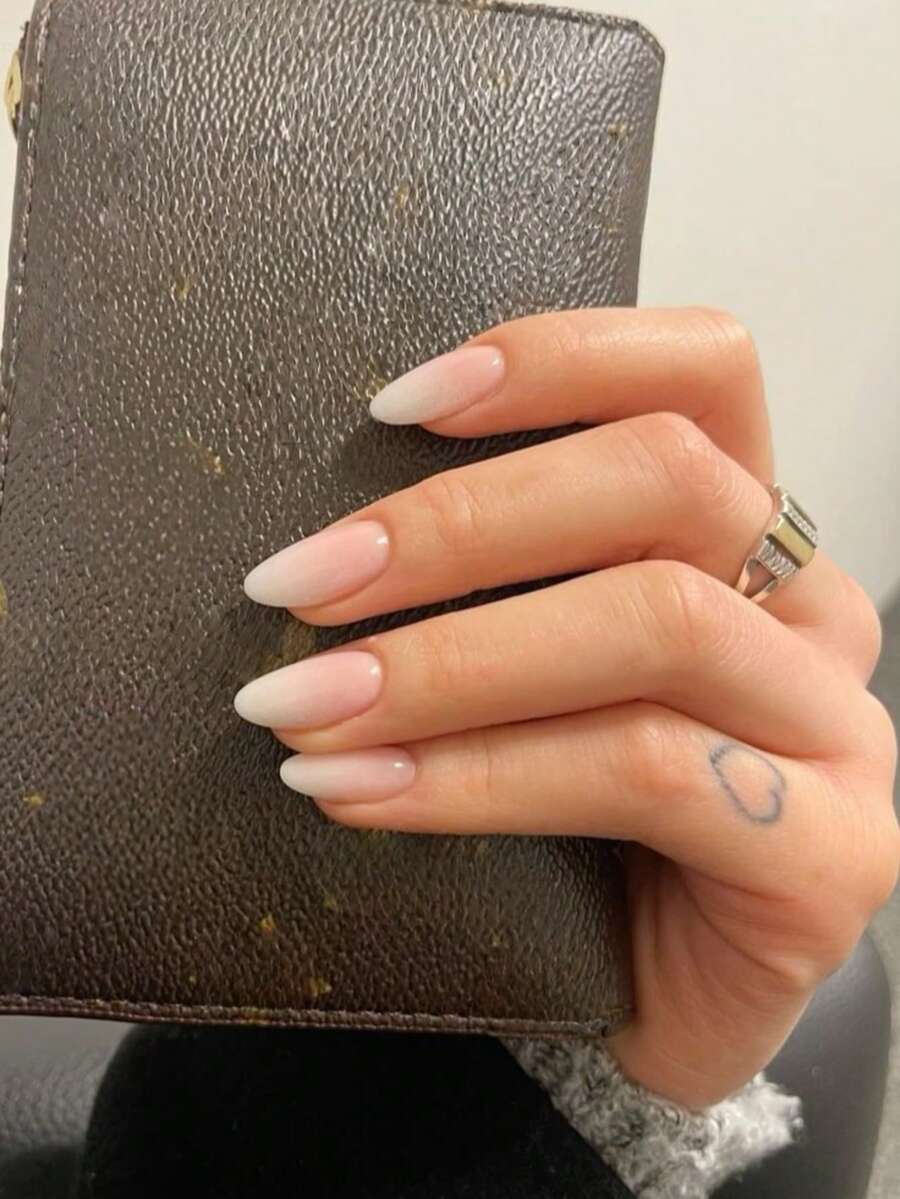 24 pièces Ongles Faux Français Forme Amande Longue Design Dégradé Blanc Crémeux, Ensemble d'Ongles Faux Acryliques, Comprend 1 pièce Colle Gelée Et 1 pièce Lime à Ongles