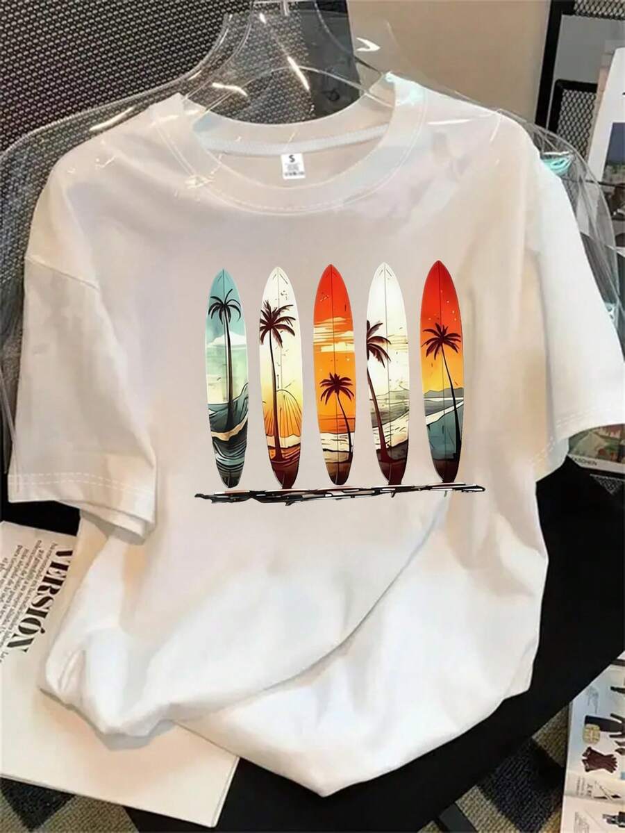 Top de mujer de cuello redondo y manga corta con estampado de 3 palmeras, tabla de surf y puesta de sol, apto para todas las estaciones. - Blanco - Ver 1