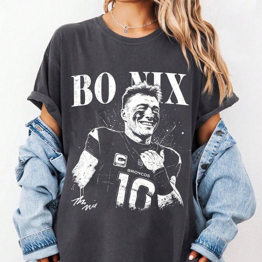 T-Shirt Grafica In Bianco E Nero Di Bobby Wagner Del 2026 - Scollo Oversize Con Stampa Del Nome In Grassetto E Firma Bianca - T-Shirt Streetwear Premium Per Tifosi Di Calcio - 後退 - 查看 1