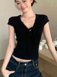 黑色V領細肩帶短袖T恤，女款夏季短版修身獨特時尚上衣，休閒Y2K風格 - 黑色 - 查看 2