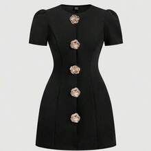 yonghongmaoyi1  MOD Vestidos talla grande. Vestido negro mini talla grande de manga corta con botones dorados con rosas. Silueta clásica, cintura ajustada, diseño elegante. Acabado suave, cuello redondo, aspecto estructurado. Delicados acentos florales, estilo refinado, tela suave al tacto. Líneas sencillas, negro atemporal, sutil brillo, color versátil, corte suave. - Burdeos - Ver 6