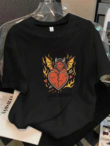 Top de mujer de cuello redondo y manga corta con un estampado de diablo alado y en forma de corazón en el centro, apto para todas las estaciones. - Negro - Ver 1