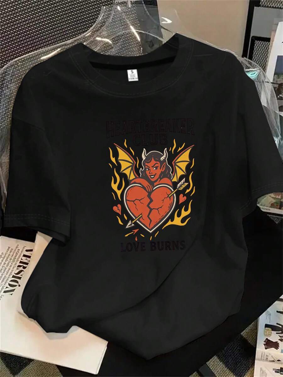Top de mujer de cuello redondo y manga corta con un estampado de diablo alado y en forma de corazón en el centro, apto para todas las estaciones. - Negro - Ver 1