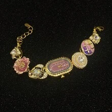 1件女款金色不鏽鋼錶帶時尚防水字母手鍊石英手錶，花卉設計，適合日常裝飾 - 紅色 - 查看 3
