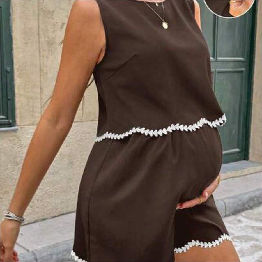 WNS Conjunto informal de 2 piezas de top de tirantes con cuello redondo y bordado, y shorts con ribete de contraste para maternidad - Café integral - Ver 1
