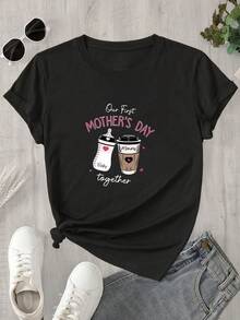 Camiseta de manga corta y cuello redondo para mujer con un estampado de una taza de café que dice "Día de la Madre", adecuada para todas las estaciones. - Negro - Ver 1