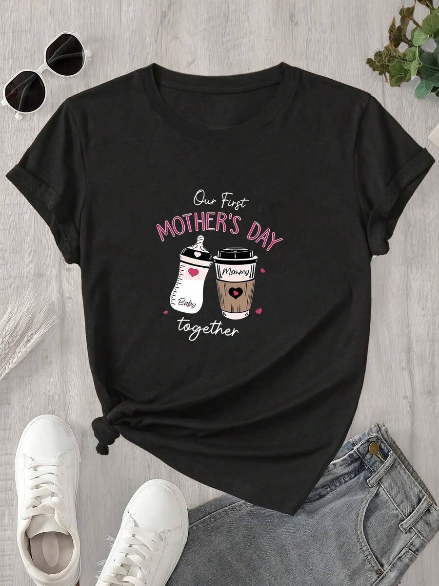 Camiseta de manga corta y cuello redondo para mujer con un estampado de una taza de café que dice "Día de la Madre", adecuada para todas las estaciones. - Negro - Ver 1