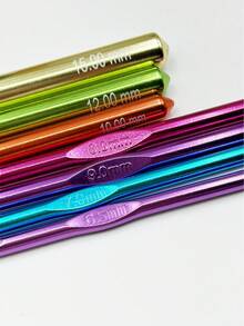 鋁製鉤針套組，適用 6.5-15mm 粗毛線尺寸，針身附尺寸標記與顏色編碼設計，針號清晰可見。粗針身、大針眼，毛線不易滑脫，適合初學者。高編織效率，可製作圍巾、杯墊及其他作品，非常適合日常手工或節日禮物 - 氧化鋁鉤針 - 查看 4