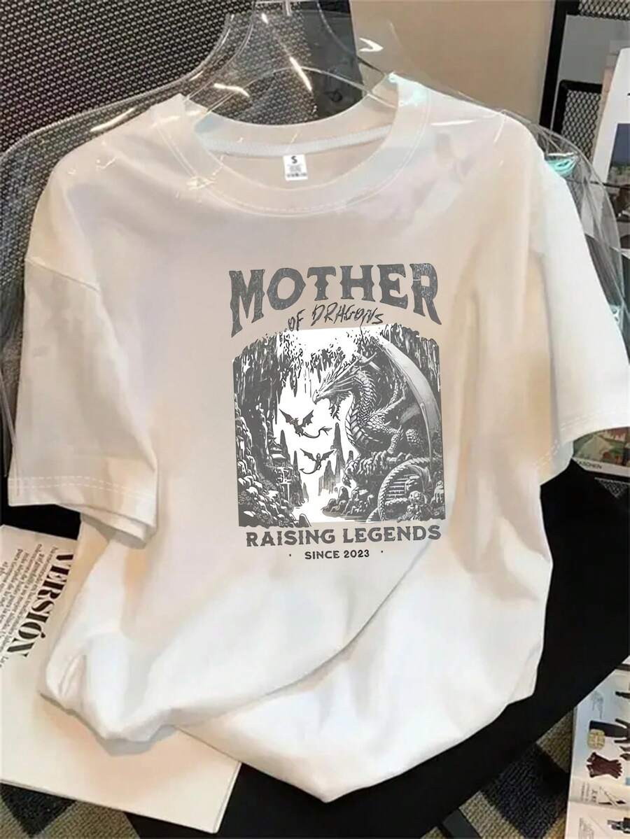 Jersey de mujer de manga corta y cuello redondo con estampado Madre Dragón: un estampado legendario apto para todas las estaciones. - Blanco - Ver 1