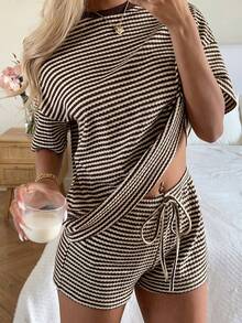 Conjunto casual de camiseta de manga corta con cuello redondo y estampado de rayas marrones, y pantalones cortos - Marrón - Ver 1