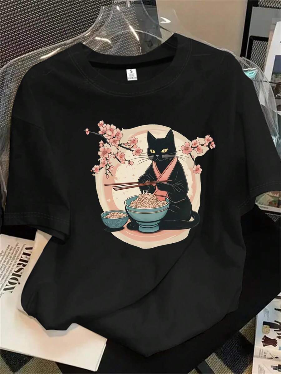 Top de mujer de manga corta y cuello redondo con estampado de un gato negro sentado en un cuenco, apto para todas las estaciones. - Negro - View 1