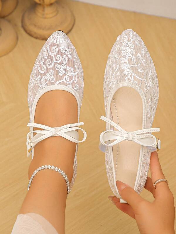 Sepatu Flat Mary Jane Wanita, Model Baru Musim Panas, Putih, Ujung Lancip, Renda, Jala, Bernapas, Pita, Bordir Bunga, Gaya Peri Vintage Prancis, Sepatu Pernikahan, Sepatu Pengiring Pengantin, Serbaguna, Nyaman, Sol Lembut, Ringan, Manis, Elegan, Sosialita, Lolita, Pesta Malam, Influencer, Gaya yang Sama, Kecantikan Ilahi, Sepatu Hamil, Tidak Melelahkan, Melangsingkan, Liburan, Fashion Kelas Atas, Sepatu Wanita Musim Panas Baru
