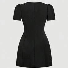 jianchaimaoyi02  MOD Vestidos talla grande. Vestido negro mini talla grande de manga corta con botones dorados con rosas. Silueta clásica, cintura ajustada, diseño elegante. Acabado suave, cuello redondo, aspecto estructurado. Delicados acentos florales, estilo refinado, tela suave al tacto. Líneas sencillas, negro atemporal, sutil brillo, color versátil, corte suave. - Albaricoque - Ver 4