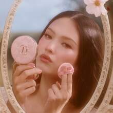 Charlotte Tilbury Pillow Talk 美顏氣墊底妝 #2C 淺色 12g/0.42 Oz | 靈感來自好萊塢粉色燈光迷人光澤的 Pillow Talk 濾鏡效果 | 絲滑柔順、健康光澤 + 平滑第二層肌膚妝感 | 長效持妝 | 防脫色配方 | 易疊加 + 易暈染，可打造均勻中度遮瑕 - 2C - 12g - 查看 7