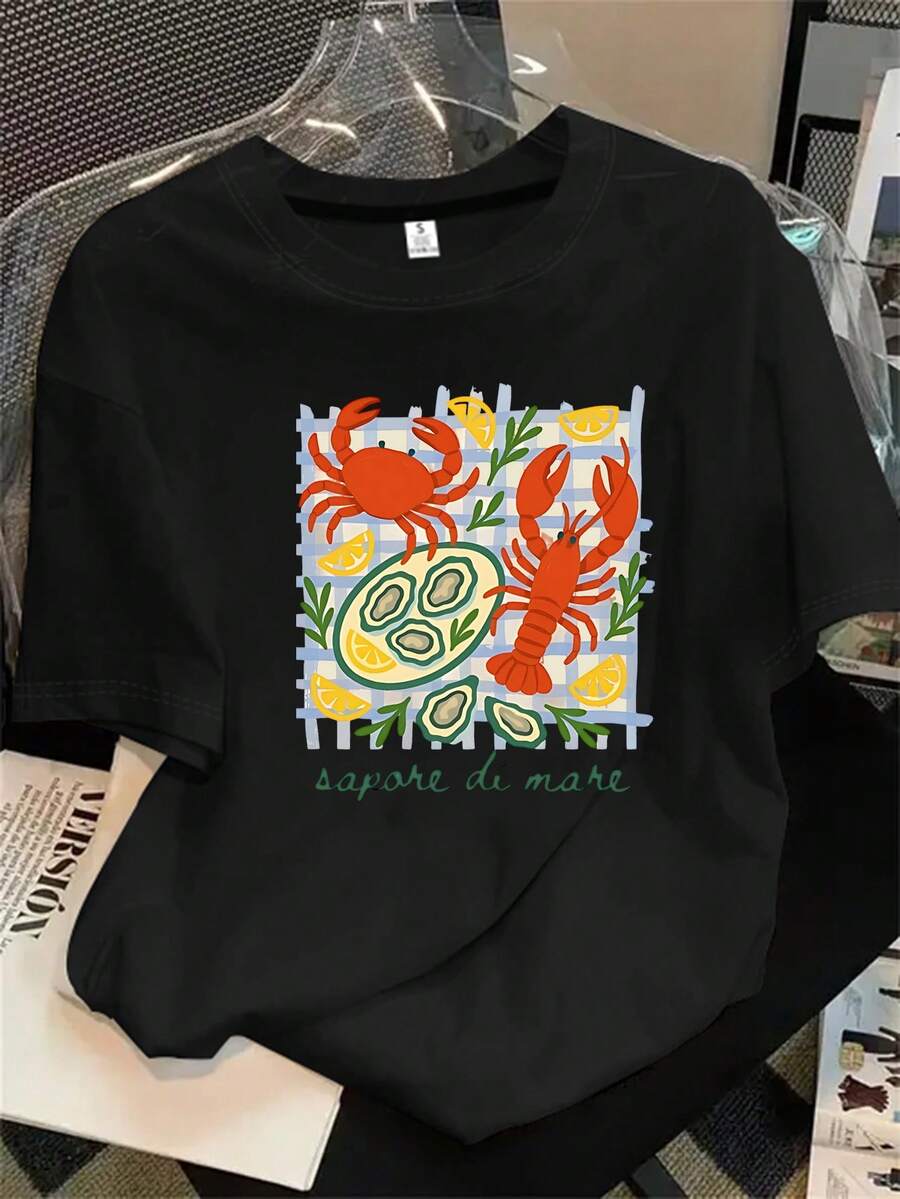 Camiseta de manga corta y cuello redondo para mujer con estampado de dos cangrejos sobre una mesa y un limón con una rodaja de limón, apta para todas las estaciones. - Negro - Ver 1