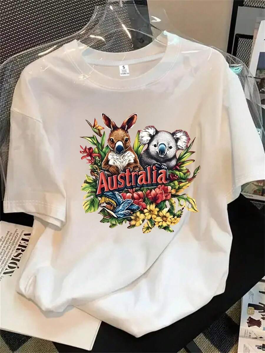 Camisa de manga corta y cuello redondo para mujer con el logo australiano. Presenta un estampado de dos vacas y una mariposa, ideal para todas las estaciones. - Blanco - Ver 1