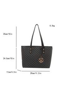 1 buah Tas Tote PU Monogram Vintage Kapasitas Besar Dekorasi Perangkat Keras Logam Baru Warna Hitam Musim Panas untuk Wanita (Posisi Liontin Perangkat Keras Acak) - Hitam - View 4