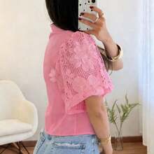 Camisa con cuello bordado y calado con diseño floral de Solstice Apparel, blusa rosa para damas adecuada para uso casual, trabajo, brunch y jardín - Rosa - Ver 4