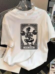 Ilustración de una mujer sosteniendo una camisa de manga corta con estampado de campanas, apta para todas las estaciones. - Blanco - Ver 1