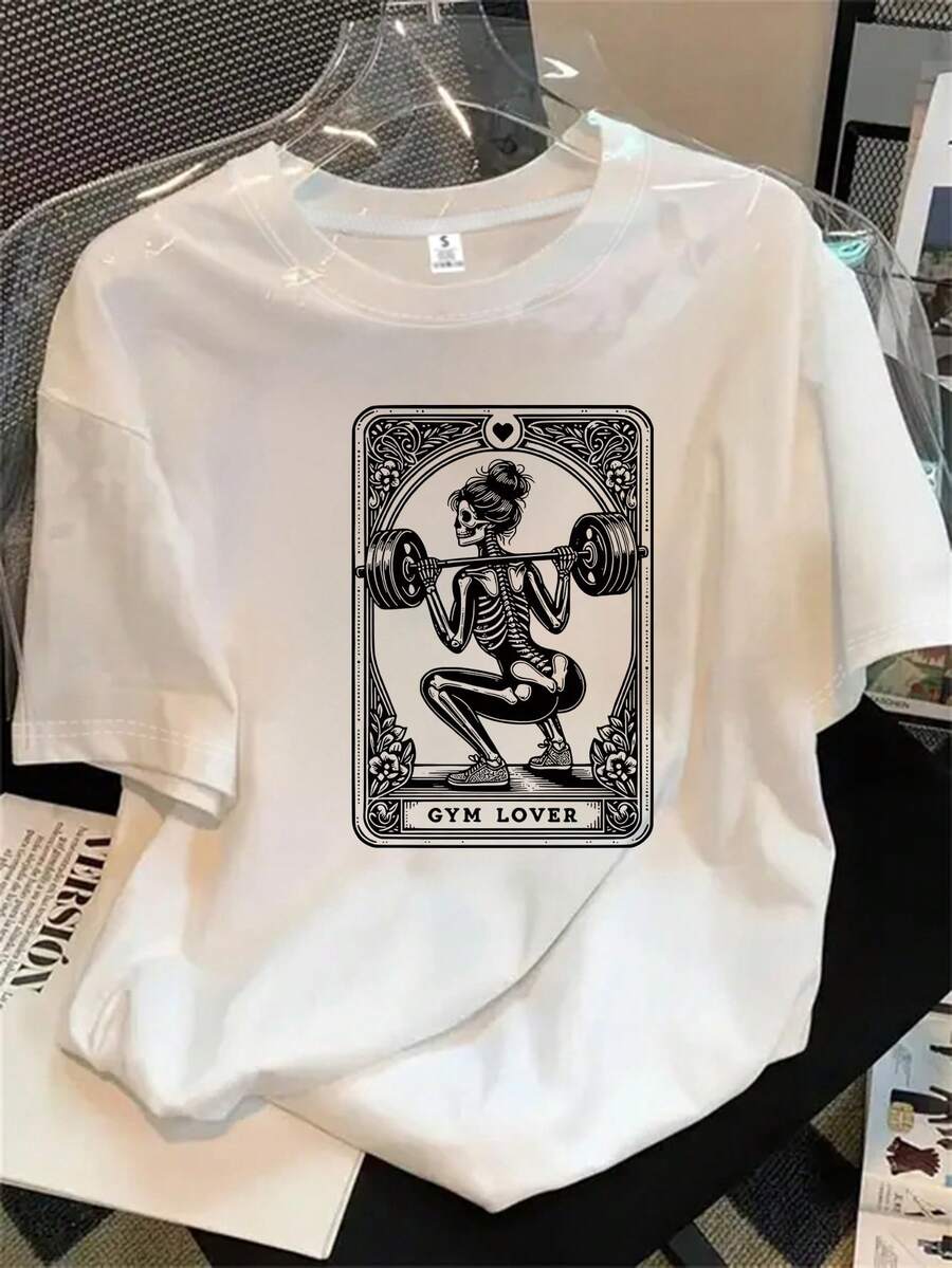 Ilustración de una mujer sosteniendo una camisa de manga corta con estampado de campanas, apta para todas las estaciones. - Blanco - Ver 1
