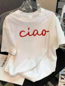 Camisa de mujer de manga corta y cuello redondo con estampado de Sasha pintado sobre una pared blanca, apta para todas las estaciones. - Blanco - Ver 1