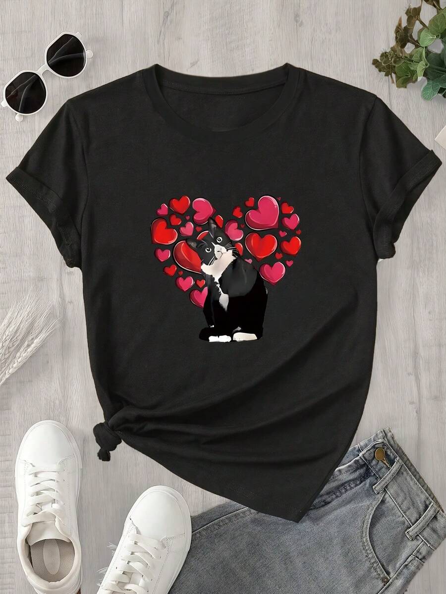 Camiseta de manga corta y cuello redondo para mujer con estampado de gatos rodeado de corazones rojos, apta para todas las estaciones. - Negro - Ver 1