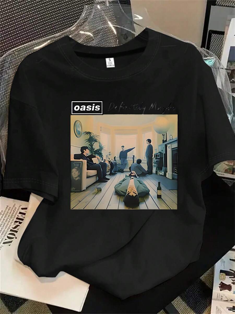 Camisa de mujer de manga corta y cuello redondo con estampado de un grupo de personas sentadas en una sala de estar; apta para todas las estaciones. - Negro - Ver 1