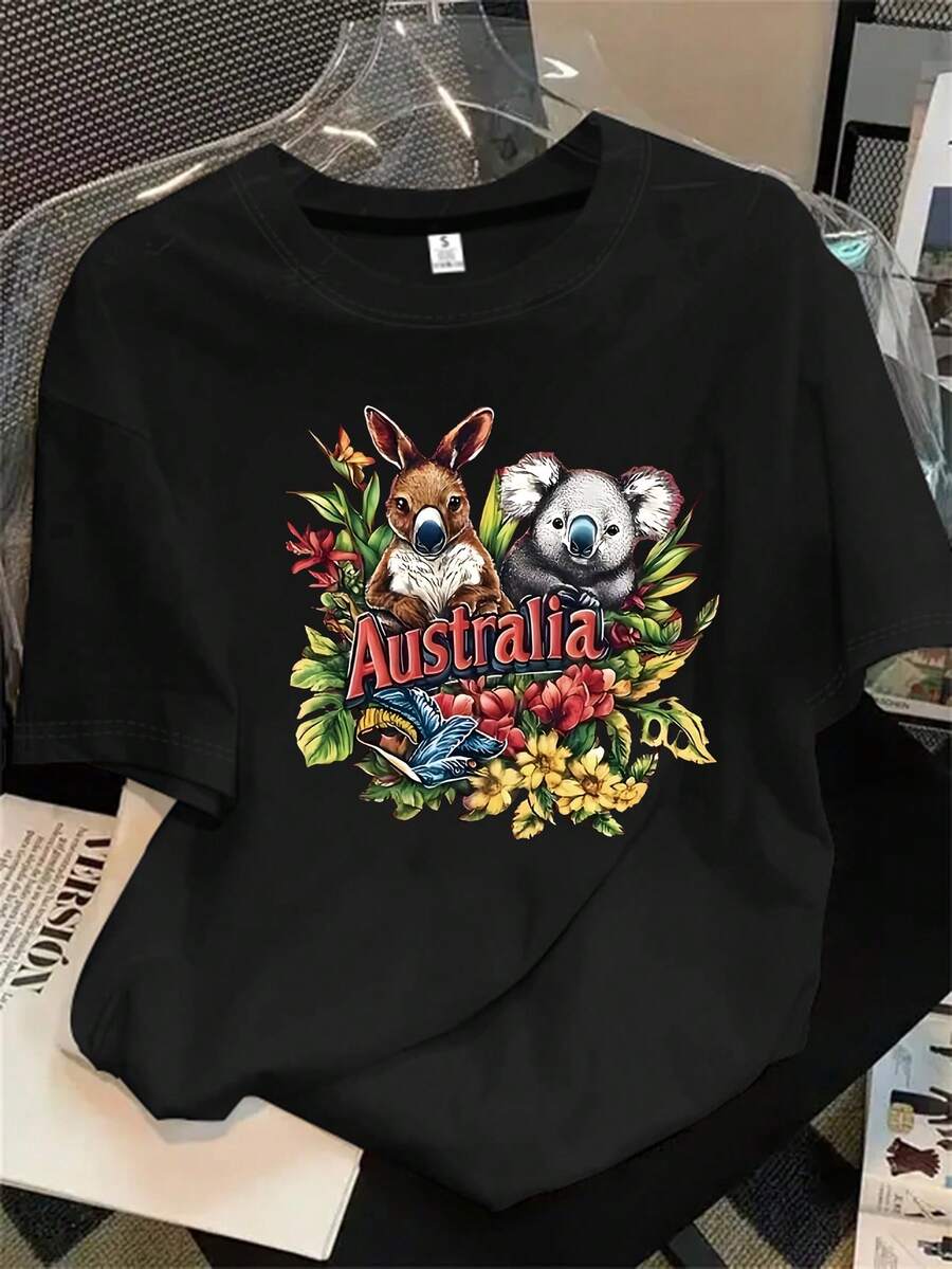 Camisa de manga corta y cuello redondo para mujer con el logo australiano. Presenta un estampado de dos vacas y una mariposa, ideal para todas las estaciones. - Negro - Ver 1