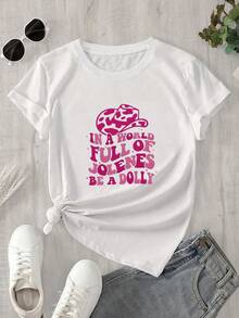 Una camisa de manga corta con cuello redondo para mujer, combinada con un sombrero de mezclilla rosa y una camisa estampada de manga corta, apta para todas las estaciones. - Blanco - Ver 1