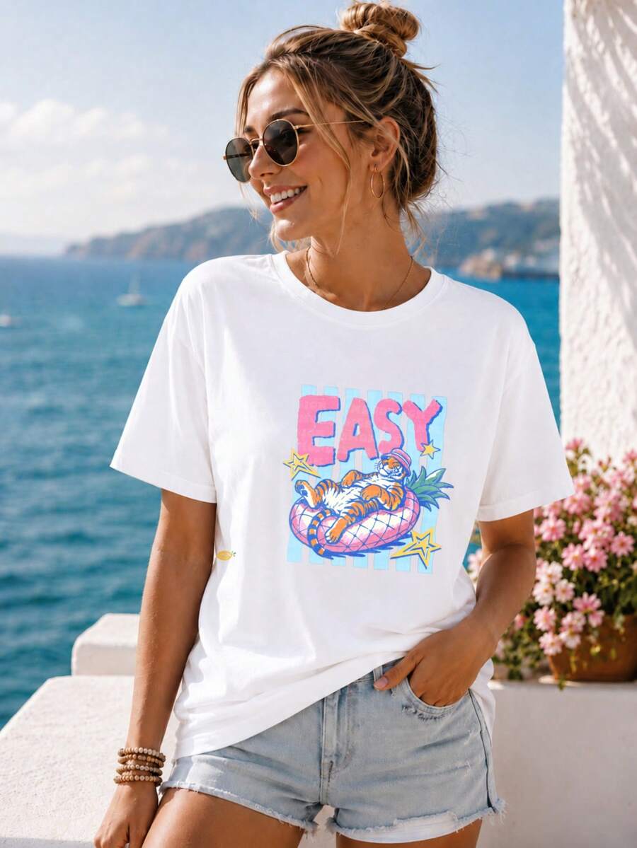 T-shirt da donna a maniche corte, vestibilità regolare, disponibile in vari colori, girocollo, vista frontale con grande motivo estivo raffigurante limoni, palme, conchiglie e la scritta "Vita Vua". Moda per le vacanze, stile da spiaggia, outfit quotidiano, moda per festival, passeggiata per lo shopping, festa estiva, giornata in spiaggia, top casual.