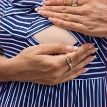 VUUG
  Vestido casual de cuello redondo de manga corta a rayas para maternidad y lactancia - Azul y blanco - Ver 5