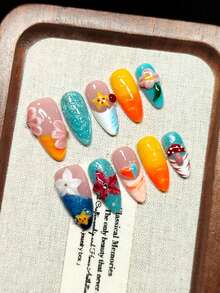 Vernis à ongles à presser fait main en rose nude avec des bords français orange, bleu et blanc, des fleurs gravées 3D rose et blanc, des étoiles de mer en relief, des formes de cœur et des motifs de champignons rouges, des paillettes argentées, des perles dorées et blanches, et des diamants scintillants. Ongles - Multicolore - Voir 2