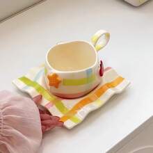 Macaron-farbiges asymmetrisches Tasse & Untertasse Set, Nachmittagstee Set, Latte Art Kaffeetasse, Milchbecher, Eisbecher, Frühstückstasse, Saftbecher, 3D geprägte Fruchtdekoration, geeignet für Zuhause, Schule, Büro, Restaurant und Café Nutzung, Feiertagsgeschenk, Geburtstagsgeschenk, Abschlussgeschenk - Verschiedenfarbig - Übersicht 4
