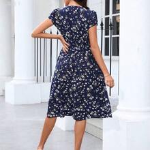 jianchaimaoyi02  Clasi Vestido midi elegante de manga corta con cuello en V, fruncido y corte evasé, con estampado floral pequeño, para uso diario y vacaciones, primavera/verano - Rojo y blanco - Ver 3