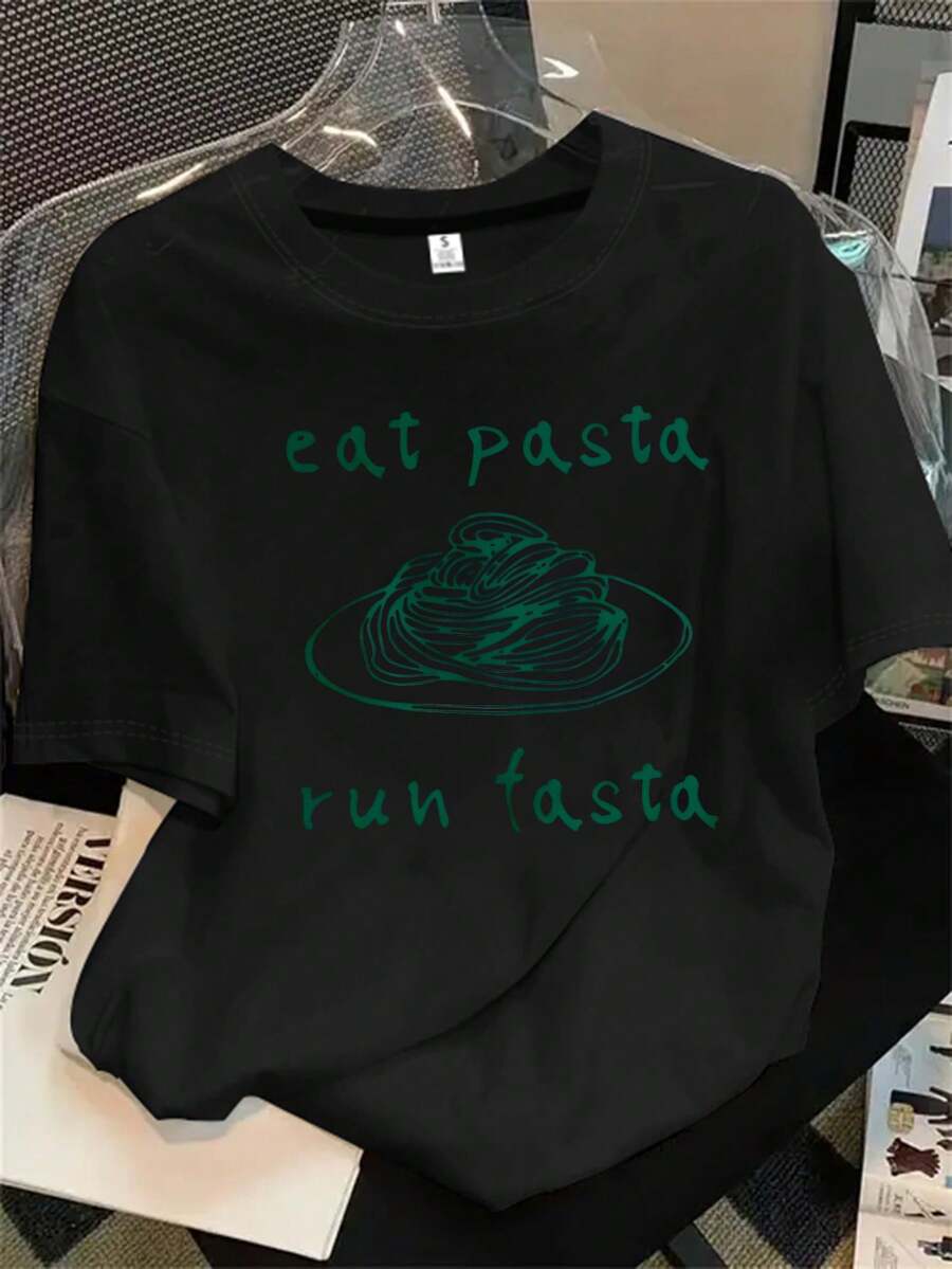 Camiseta de manga corta con cuello redondo para mujer, con un plato de espaguetis estampado y la frase "comiendo espaguetis". Ideal para todas las estaciones. - Negro - Ver 1