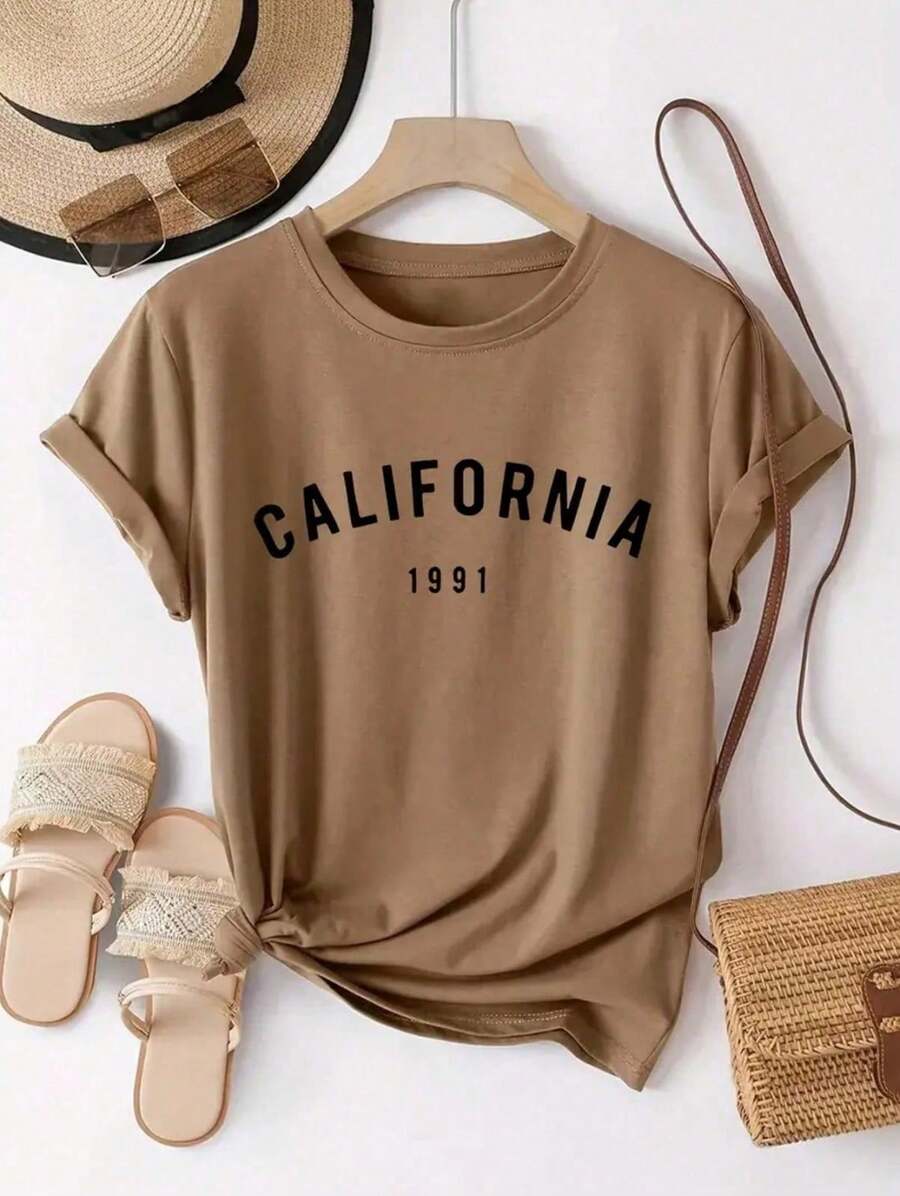 PLAYERA CON CUELLO REDONDO Y BONITOS ESTAMAPDO DEJANDO UN TOQUE ESPECIAL A TU OUFIT . - Camel - Ver 1