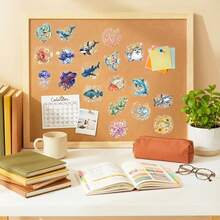 50 pièces Autocollants de vie marine et florale à l'aquarelle, motifs de méduses et de poissons, autocollants transparents en PET amovibles sans résidus, convenant pour coque de téléphone, tablette, réfrigérateur, skateboard et trottinette électrique, cadeau de rentrée scolaire - Multicolore - Voir 8