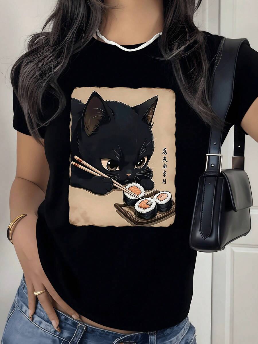 Dark Cat With A Tender Gaze Playing With Chopsticks On A Plate Of Sushi, Symbolizing Curiosity, Elegance, And Love For Japanese Food. Women's Casual, Modern, Comfortable T-Shirt For Everyday Wear. - 黑色 - 查看 1