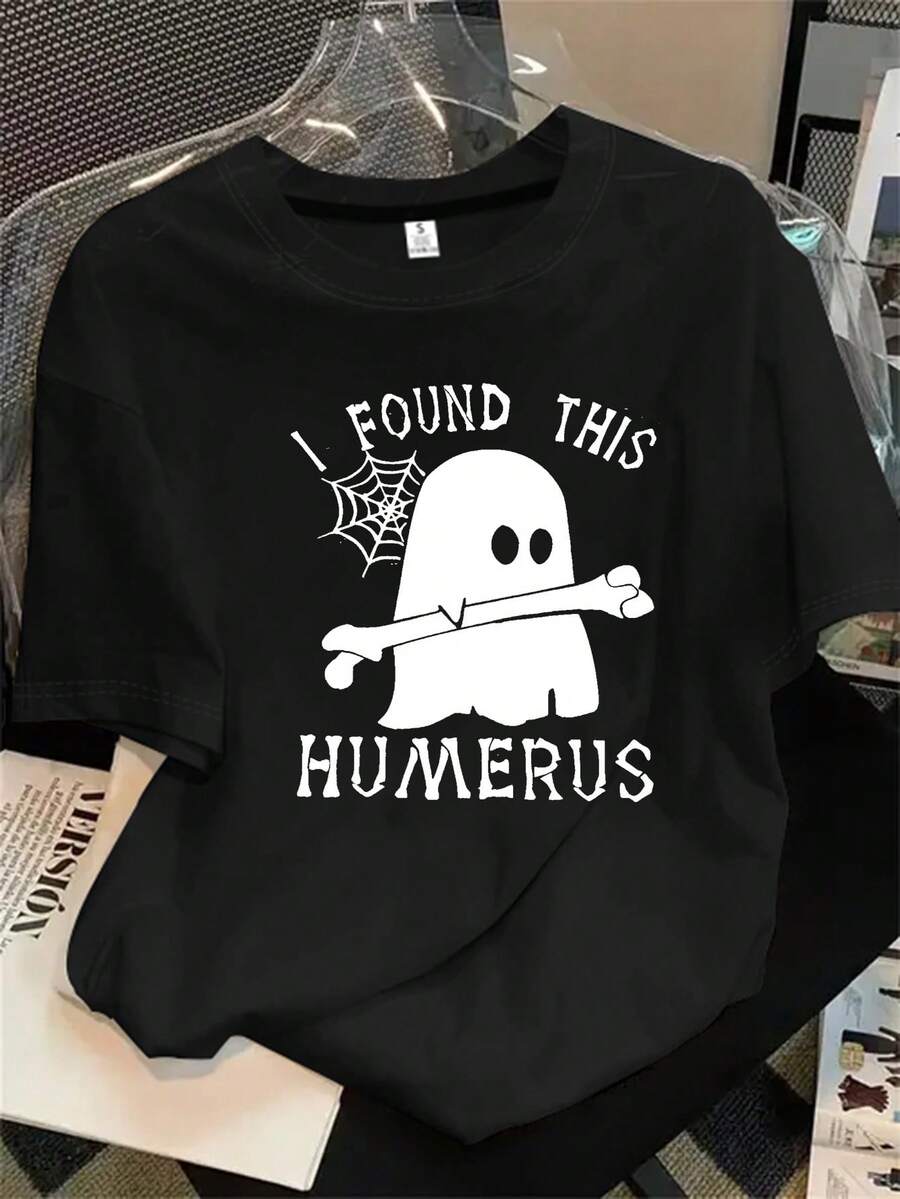 Encontré una camiseta de manga corta y cuello redondo para mujer con la imagen de un fantasma y la letra de una canción estampada. Es una camiseta de manga corta con un diseño que invita a tararear, ideal para cualquier estación del año. - Negro - Ver 1