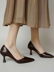 2025 Nuevos tacones de aguja de estilo francés de tacón medio en color púrpura, zapatos de trabajo y uso diario para mujeres, para primavera/otoño, tacones de gatito - Marrón - Ver 9