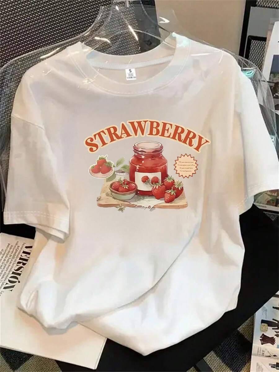 Una camisa de manga corta y cuello redondo para mujer con un tarro de mermelada de fresa y, al lado, otra camisa de manga corta con estampado de fresas, apta para todas las estaciones. - Blanco - Ver 1