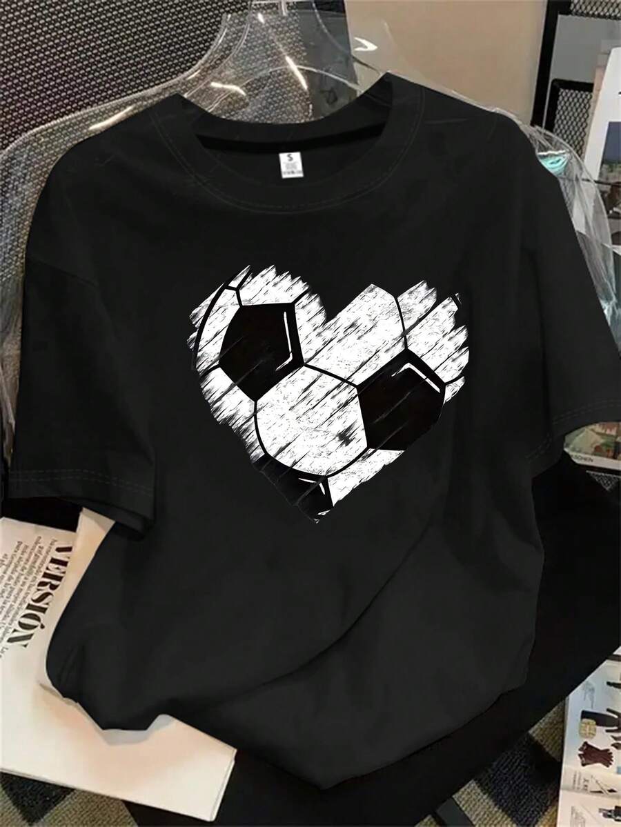 Camiseta de manga corta con cuello redondo para mujer, con estampado de balón de fútbol en forma de corazón, apta para todas las estaciones. - Negro - Ver 1