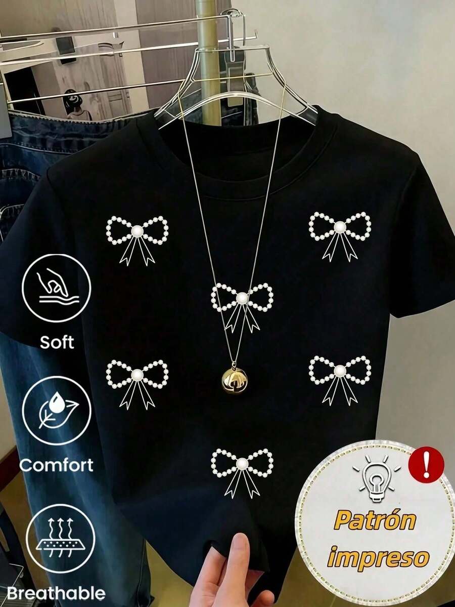 Camiseta negra ajustada de mujer, manga corta, cuello redondo, con estampado de lazos de perlas dispersos, estilo casual elegante y delicado - Negro - Ver 1